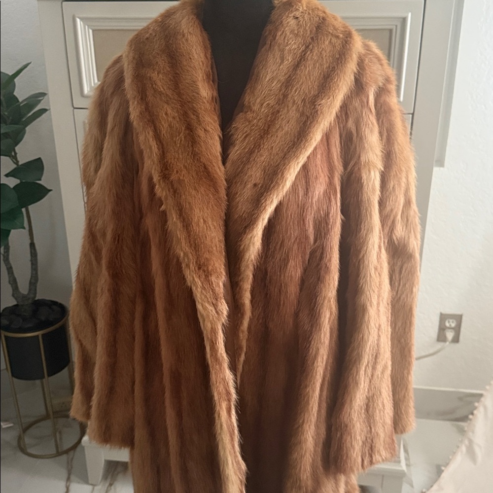 Elegant Brown Fur Coat - Picture 4 of 10